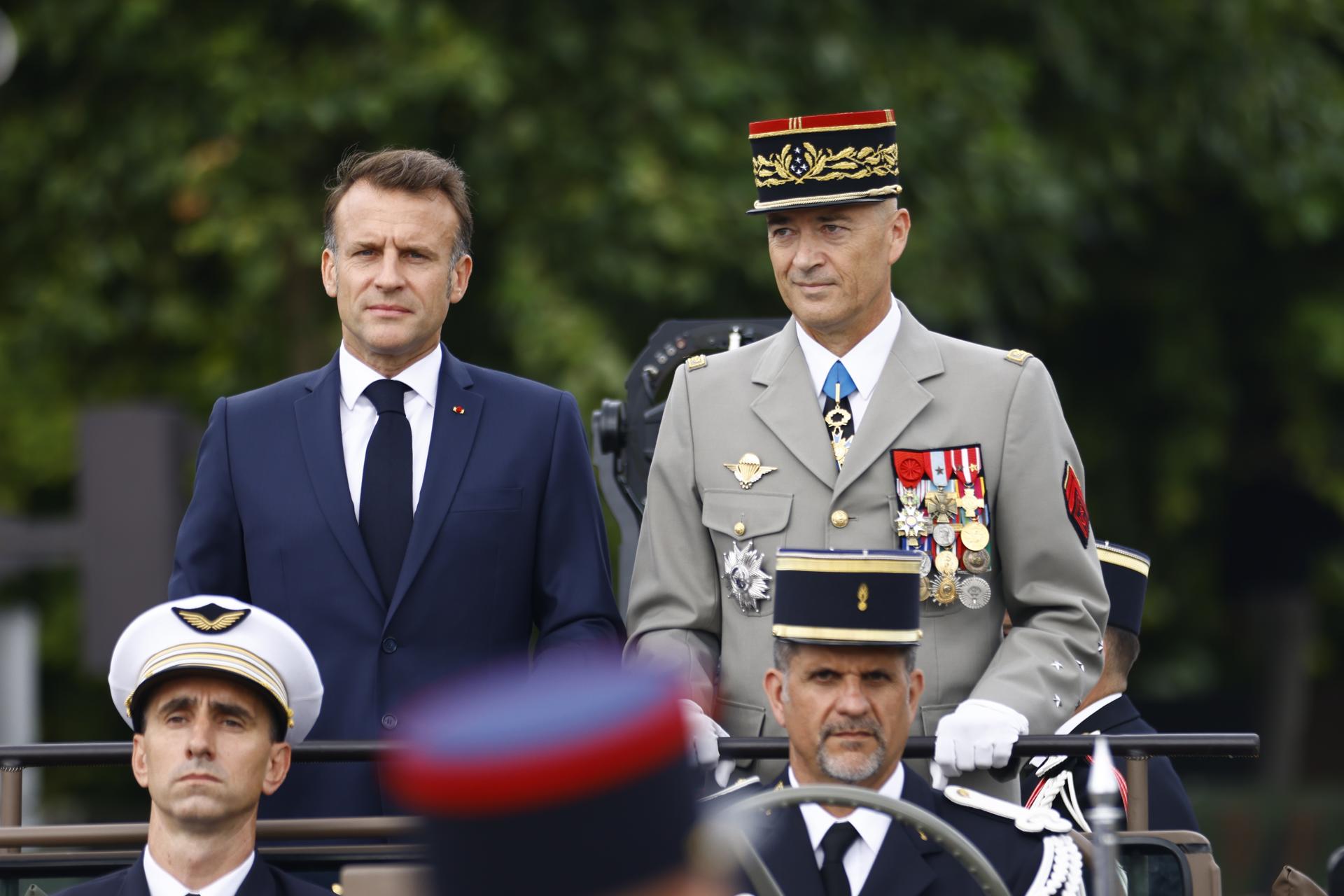 El presidente francés, Emmanuel Macron (I), flanqueado por el jefe del Estado Mayor de la Defensa de Francia, el general Thierry Burkhard (D), en el coche de mando durante el desfile militar del Día de la Bastilla en París, Francia, el 14 de julio de 2025. EFE/EPA/Mohammed Badra