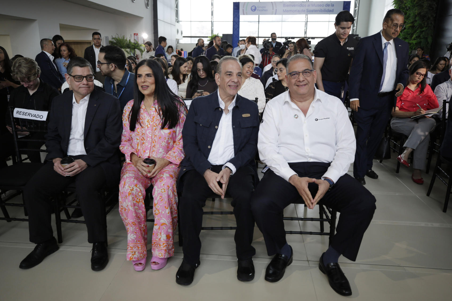 Personas asisten al evento Memoria de Sostenibilidad del grupo Ficohsa este martes, en Tegucigalpa (Honduras). EFE/Gustavo Amador