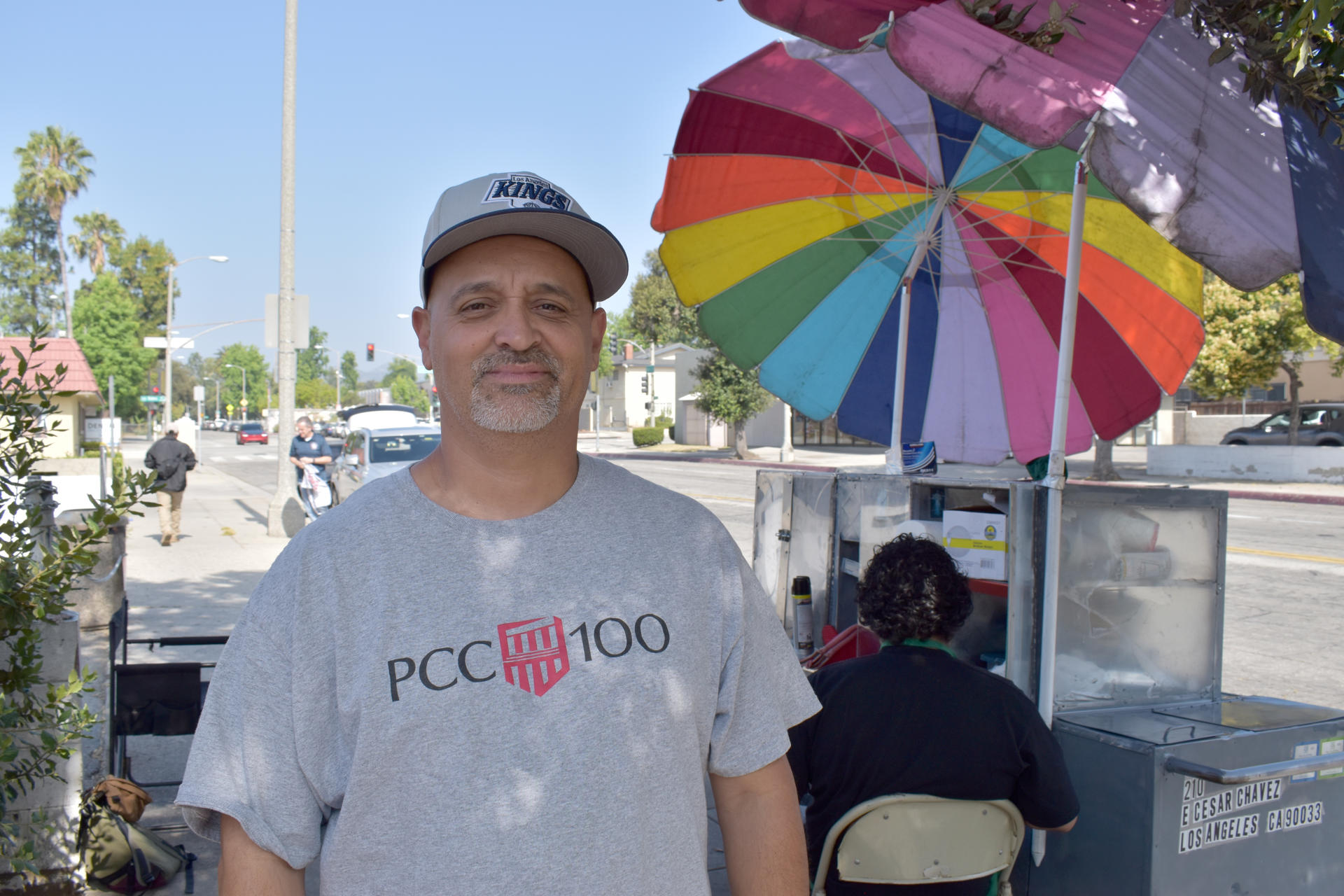 El activista Alex Murillo, apodado 'Tío Joker', fue captado el pasado 2 de julio al posar para EFE, durante una entrevista, en Pasadena (CA, EE.UU.). EFE/Mónica Rubalcava
