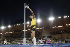 El sueco Armand Duplantis en Mónaco, décima parada de la Liga de Diamante, en sus tres intentos sobre 6,29 metros. EFE/EPA/SEBASTIEN NOGIER