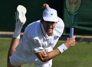 El chileno Nicolás Jarry (en la imagen) mantiene su idilio con Wimbledon y superó a la sensación, el brasileño Joao Fonseca, por 6-3, 6-4, 3-6 y 7-6 (4) para alcanzar los octavos de final por primera vez en su carrera. EFE/EPA/DANIEL HAMBURY