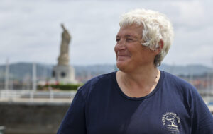 El naturalista responsable de Verballenas, Gorka Ocio, en la imagen, donde explicó a EFE  que "las orcas se acercan a las embarcaciones, las empujan y las golpean esperando en ellas una reacción, como un juego, como cuando un gato trata de cazar un ratón". Estos días un grupo de orcas ha tenido varias "interacciones" con veleros frente a la costa vasca y, en concreto, golpearon y podrían haber roto el timón de una embarcación dos millas al norte de la localidad guipuzcoana de Deba y de otra frente a Cabo Villano, en Bizkaia. EFE/Luis Tejido