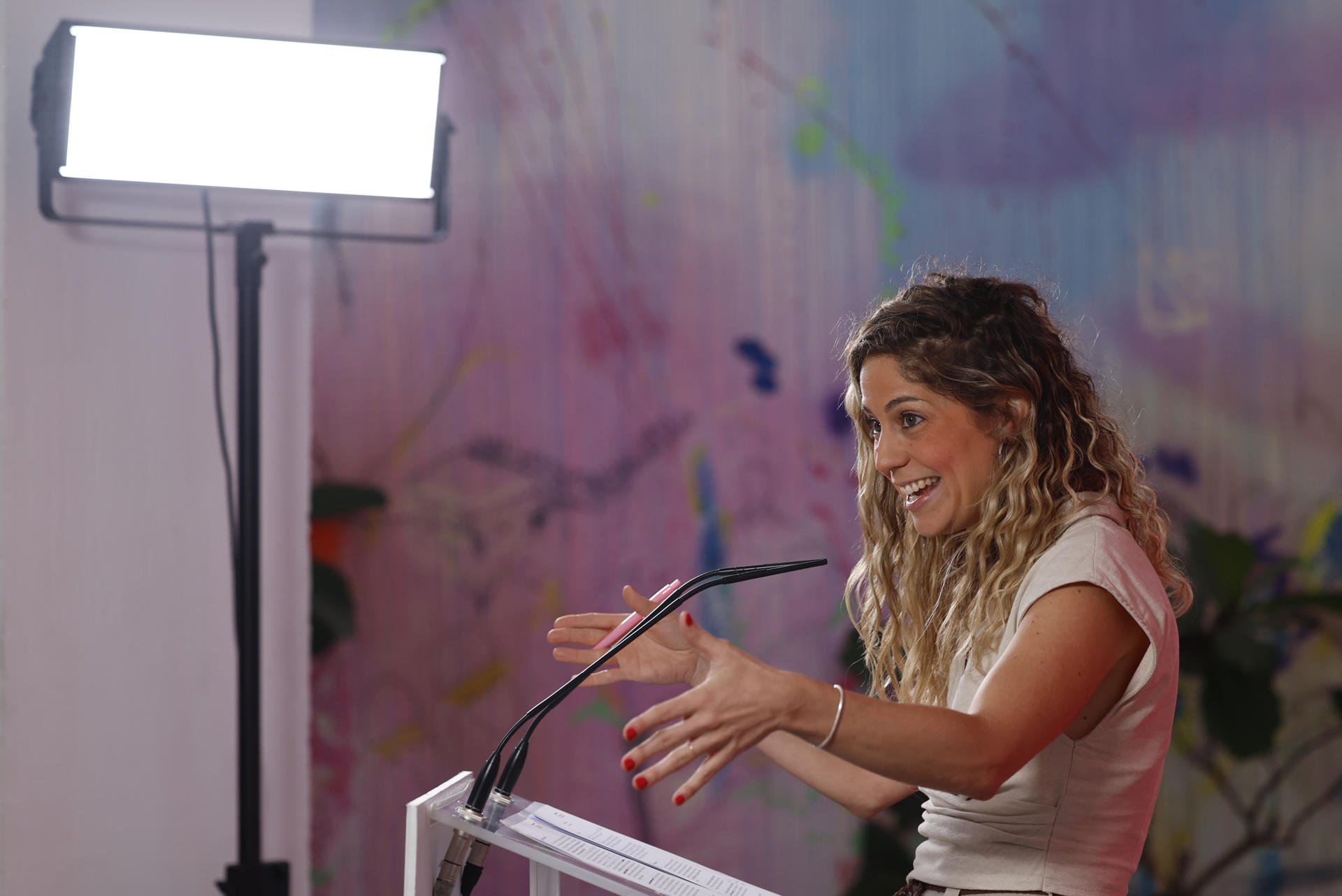 La co-coordinadora de Movimiento Sumar, Lara Hernández, da una rueda de prensa en la sede del partido este lunes en Madrid. Sumar ha anunciado que impulsará la creación de la oficina anticorrupción y la retribución del permiso parental de 8 semanas para el cuidado de sus hijos menores de 8 años para tratar de hacer efectivo el "reseteo" de la legislatura ante la "parálisis" de su socio de Gobierno del PSOE, al que insta a "empezar a asumir la gravedad" de la situación con el caso Koldo. EFE/ Mariscal