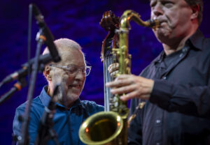 Dave Holland (contrabajo) y Chris Potter (saxofón) durante su actuación este sábado en la 60 edición del Festival de Jazz de San Sebastián. EFE/Javier Etxezarreta