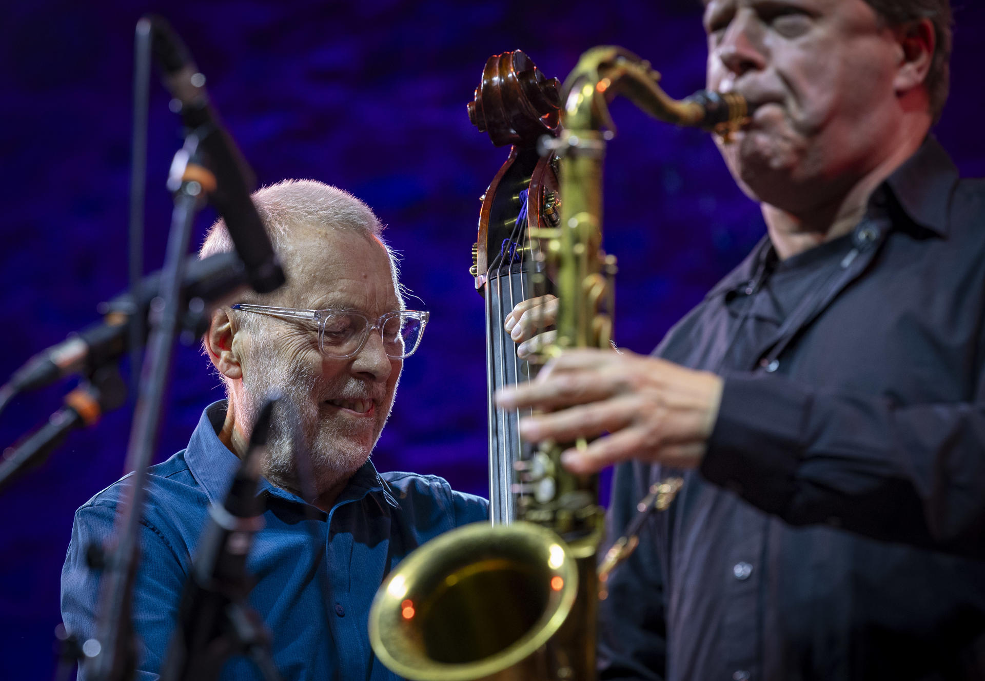 Dave Holland (contrabajo) y Chris Potter (saxofón) durante su actuación este sábado en la 60 edición del Festival de Jazz de San Sebastián. EFE/Javier Etxezarreta