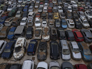 Imagen de archivo (28/01/2025) Fotografía con dron de los cientos de coches afectados por la dana que permanecían en una campa en Benaguasil tras las riadas por la dana del 29 de octubre en Valencia. EFE/Biel Aliño