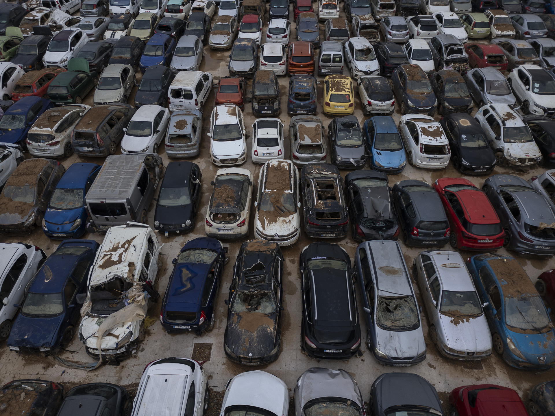 Imagen de archivo (28/01/2025) Fotografía con dron de los cientos de coches afectados por la dana que permanecían en una campa en Benaguasil tras las riadas por la dana del 29 de octubre en Valencia. EFE/Biel Aliño