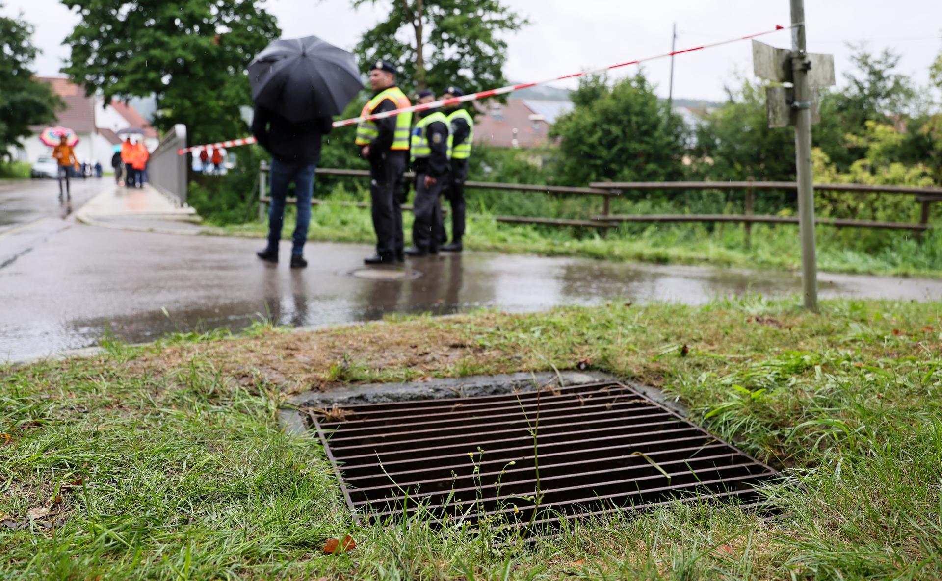 La policía investiga este lunes cerca de una rejilla de drenaje en la zona del accidente en el que un tren de pasajeros descarriló este domingo y provocó la muerte de tres personas, cerca de Riedlingen (Alemania). EFE/EPA/RONALD WITTEK