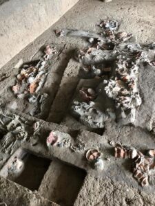 Un análisis reciente de dientes humanos de hace 4.000 años ha revelado los rastros más antiguos conocidos del consumo de nuez de betel, una sustancia psicoactiva ampliamente utilizada en Asia hasta la actualidad. En la imagen, entierros arqueológicos en Nong Ratchawat (Tailandia). Fotografía facilitada por Piyawit Moonkham.