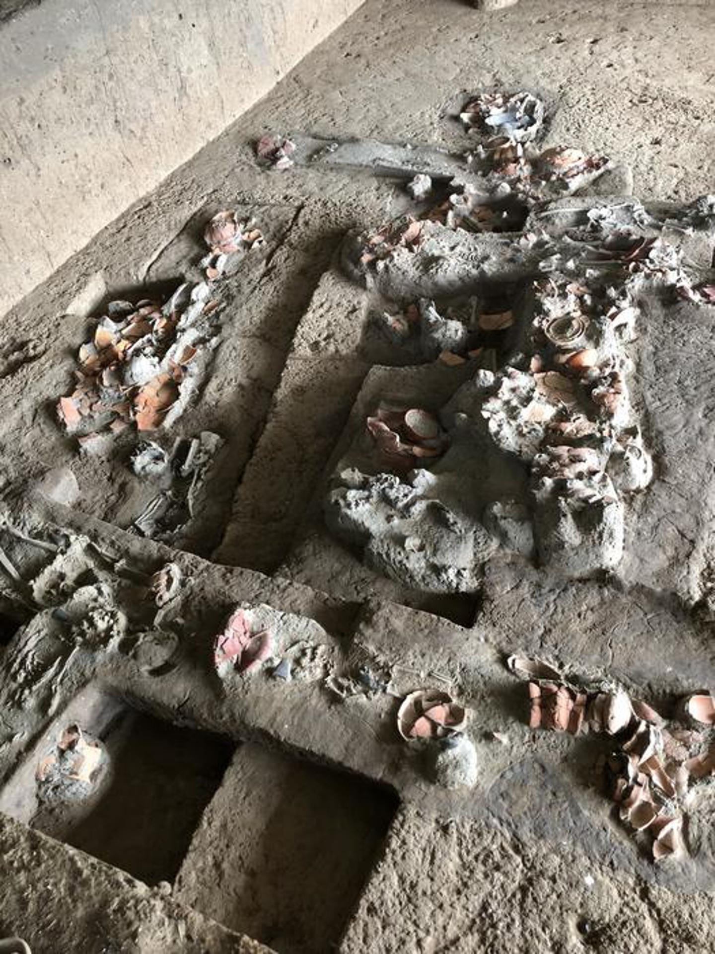 Un análisis reciente de dientes humanos de hace 4.000 años ha revelado los rastros más antiguos conocidos del consumo de nuez de betel, una sustancia psicoactiva ampliamente utilizada en Asia hasta la actualidad. En la imagen, entierros arqueológicos en Nong Ratchawat (Tailandia). Fotografía facilitada por Piyawit Moonkham.