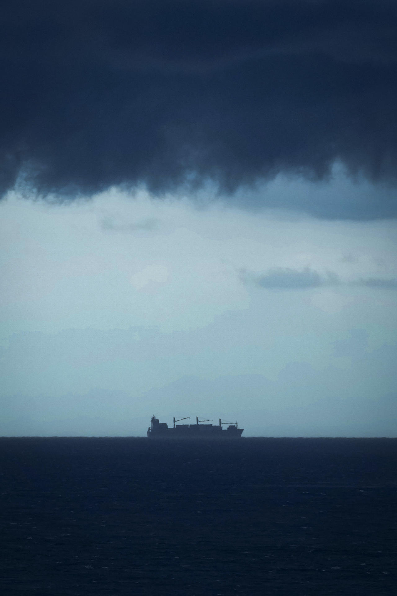 Un barco mercante frente a la costa de Barcelona este sábado, en el que el Ayuntamiento de Barcelona ha activado la alerta por riesgo de inundaciones, lo que supone la suspensión de todas las actividades al aire libre en la ciudad. Protección Civil, que desde el pasado jueves mantiene en alerta el plan Inuncat, ha emitido un comunicado ante la previsión de nuevas lluvias en las próximas horas en el que pide prudencia con las tormentas, especialmente en las actividades al aire libre y en la carretera. También recomienda no cruzar ríos, rieras o barrancos. EFE/Enric Fontcuberta
