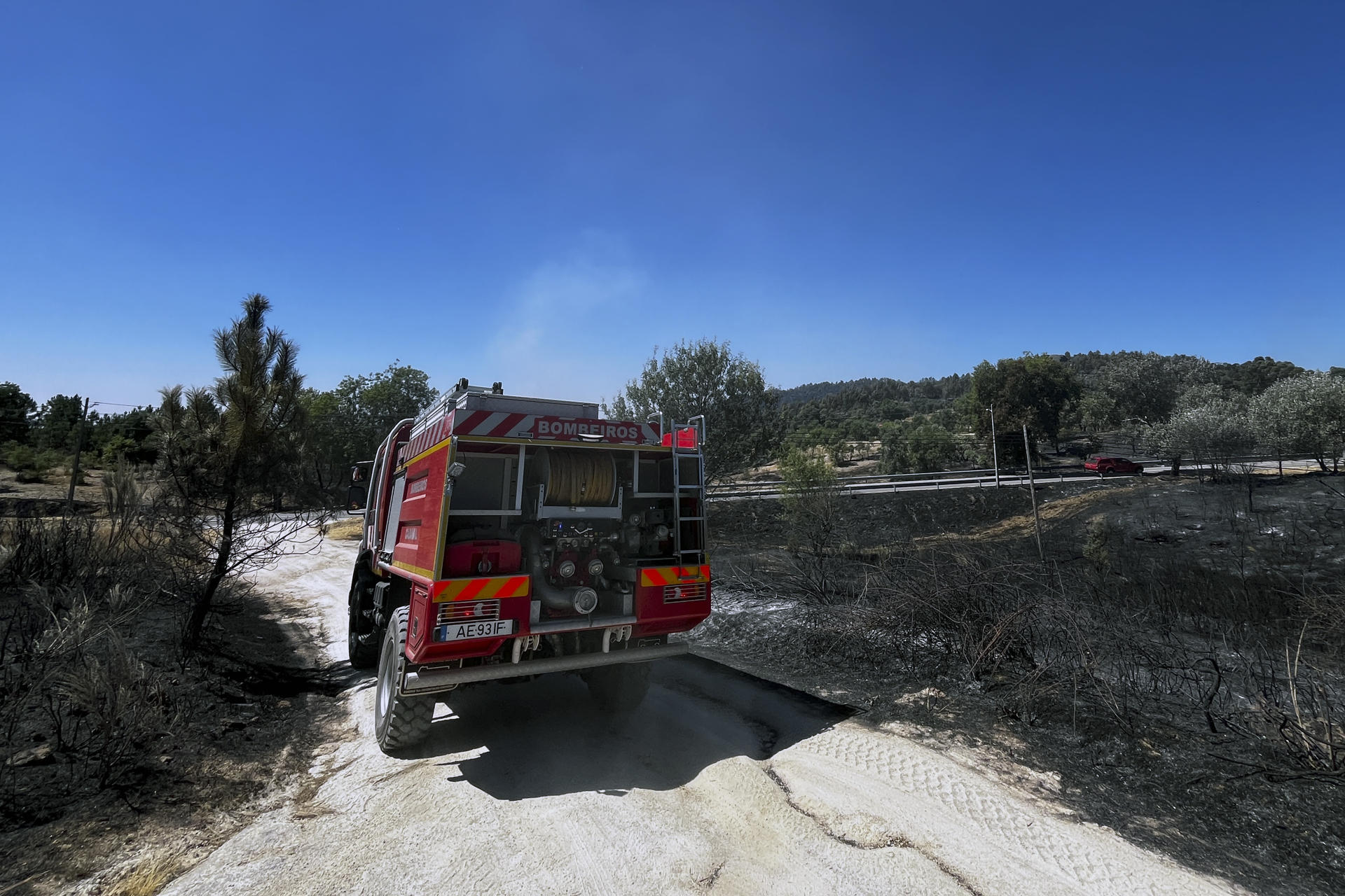 Un camión de bomberos en un área calcinada por el incendio desatado ayer en la localidad portuguesa de Penamacor, próxima a Cáceres, en el que trabajan 394 efectivos y 139 vehículos para lograr su extinción. EFE/ Carlos García