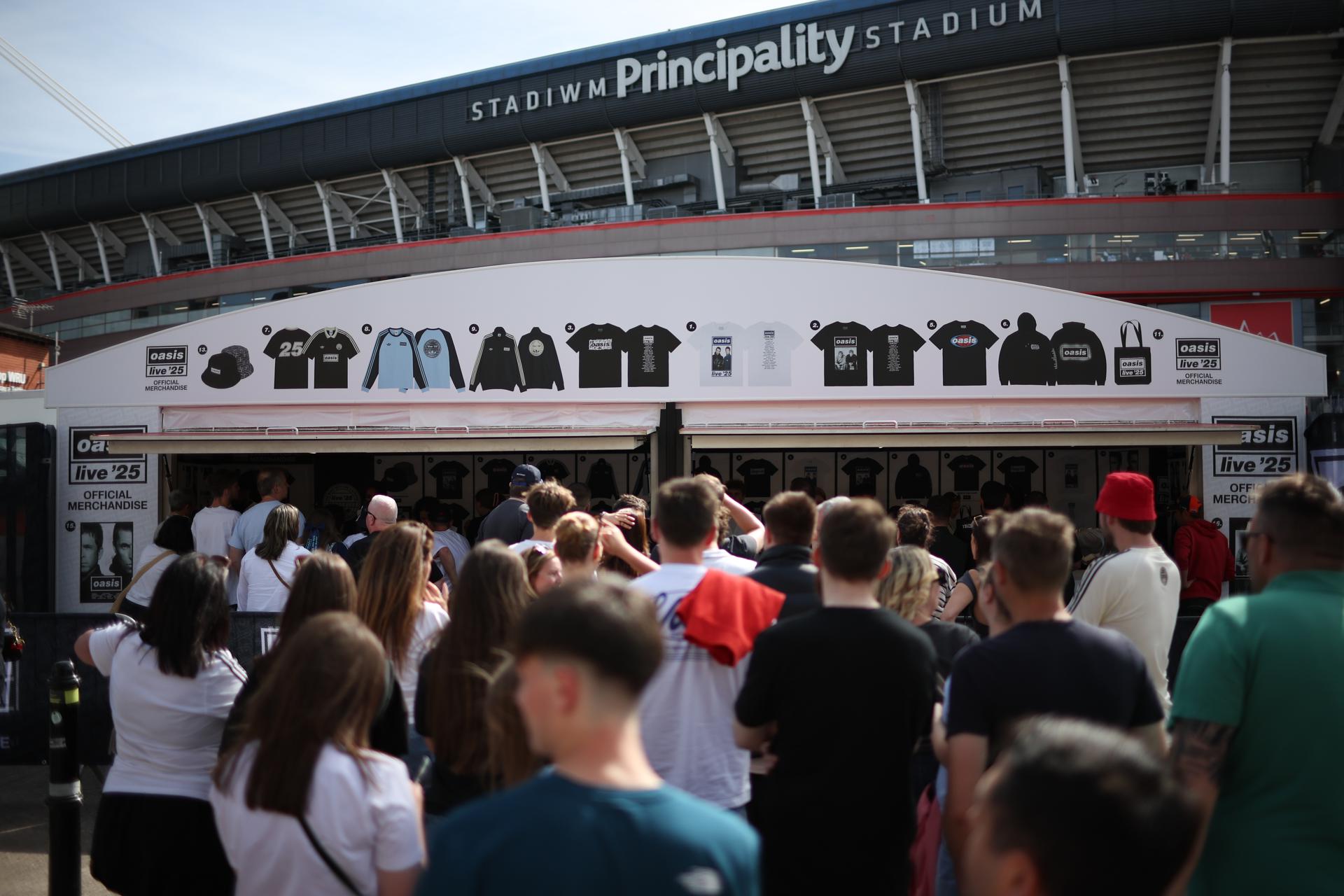 Personas antes del concierto de Oasis en Cardiff (Reino Unido). EFE/EPA/ADAM VAUGHAN