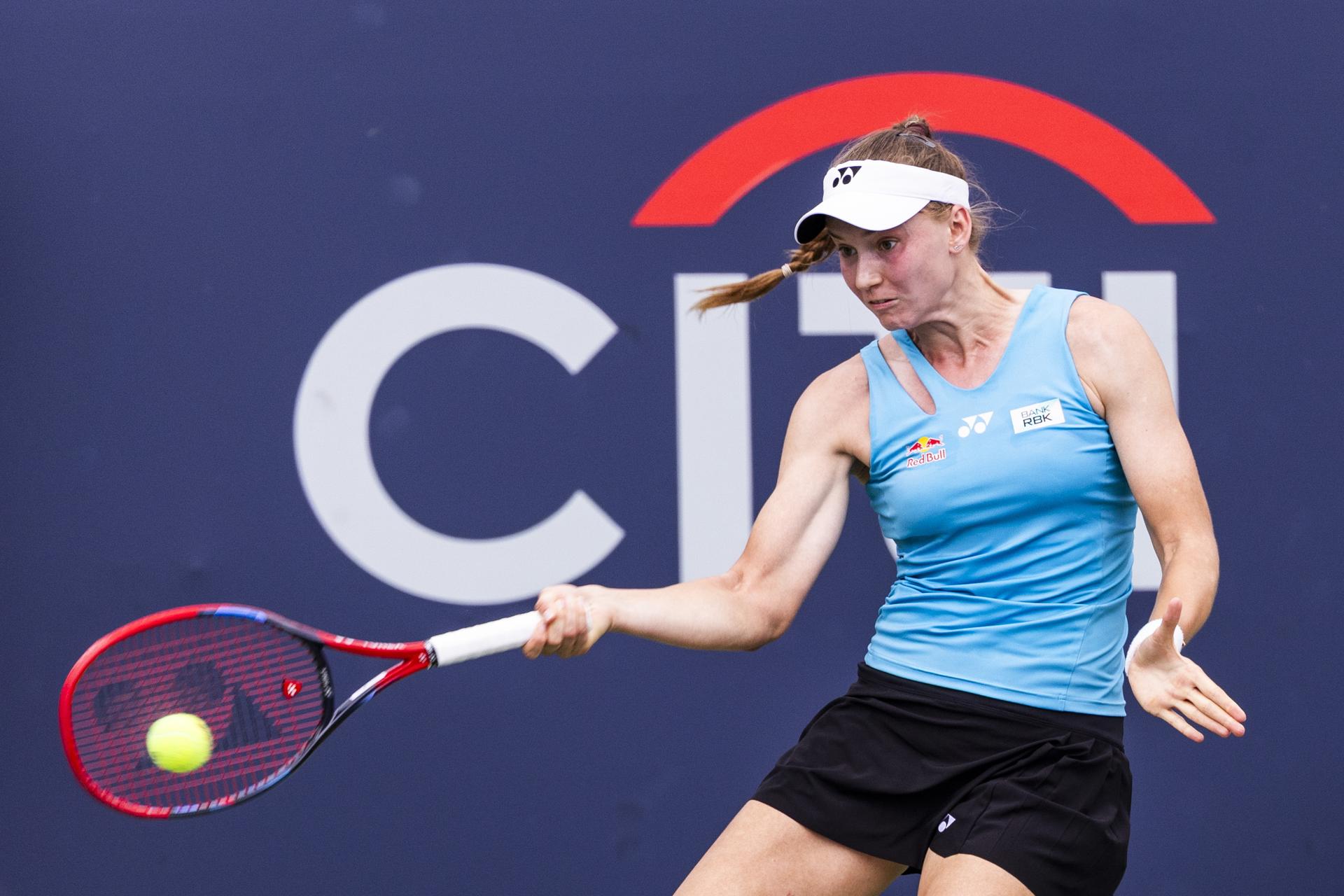 Elena Rybakina, en acción en la semifinal que perdió ante Leylah Fernández. EFE/EPA/JIM LO SCALZO
