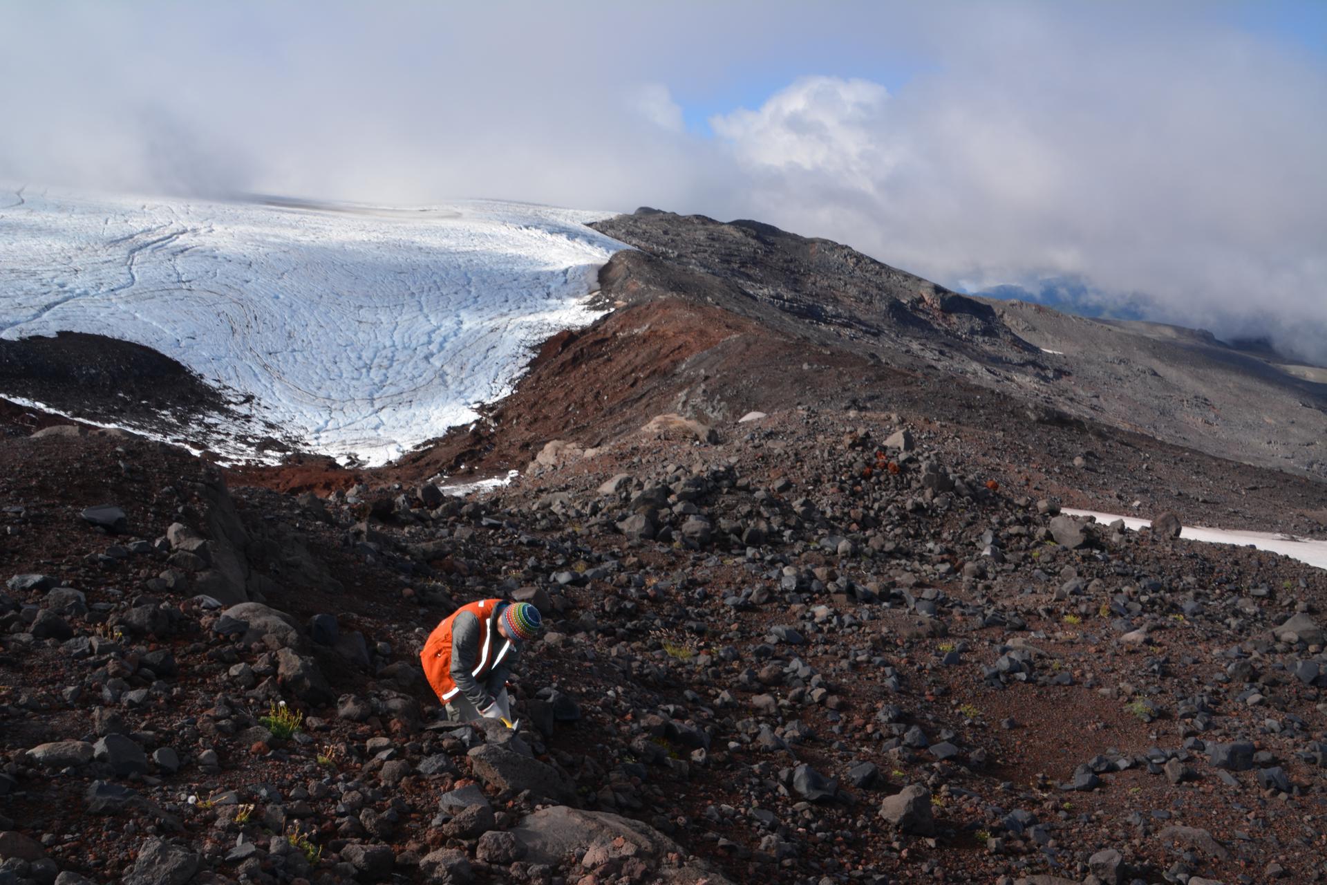 El científico Pablo Moreno-Yaeger recoge muestras cerca de la caldera del volcán chileno Mocho-Choshuenco. Crédito: Pablo Moreno-Yaeger / UW-Madison