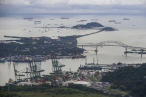 Fotografía de archivo fechada el 22 de agosto de 2023 de decenas de buques esperando en el pacífico para transitar en el Canal de Panamá en Ciudad de Panamá (Panamá). EFE/Bienvenido Velasco