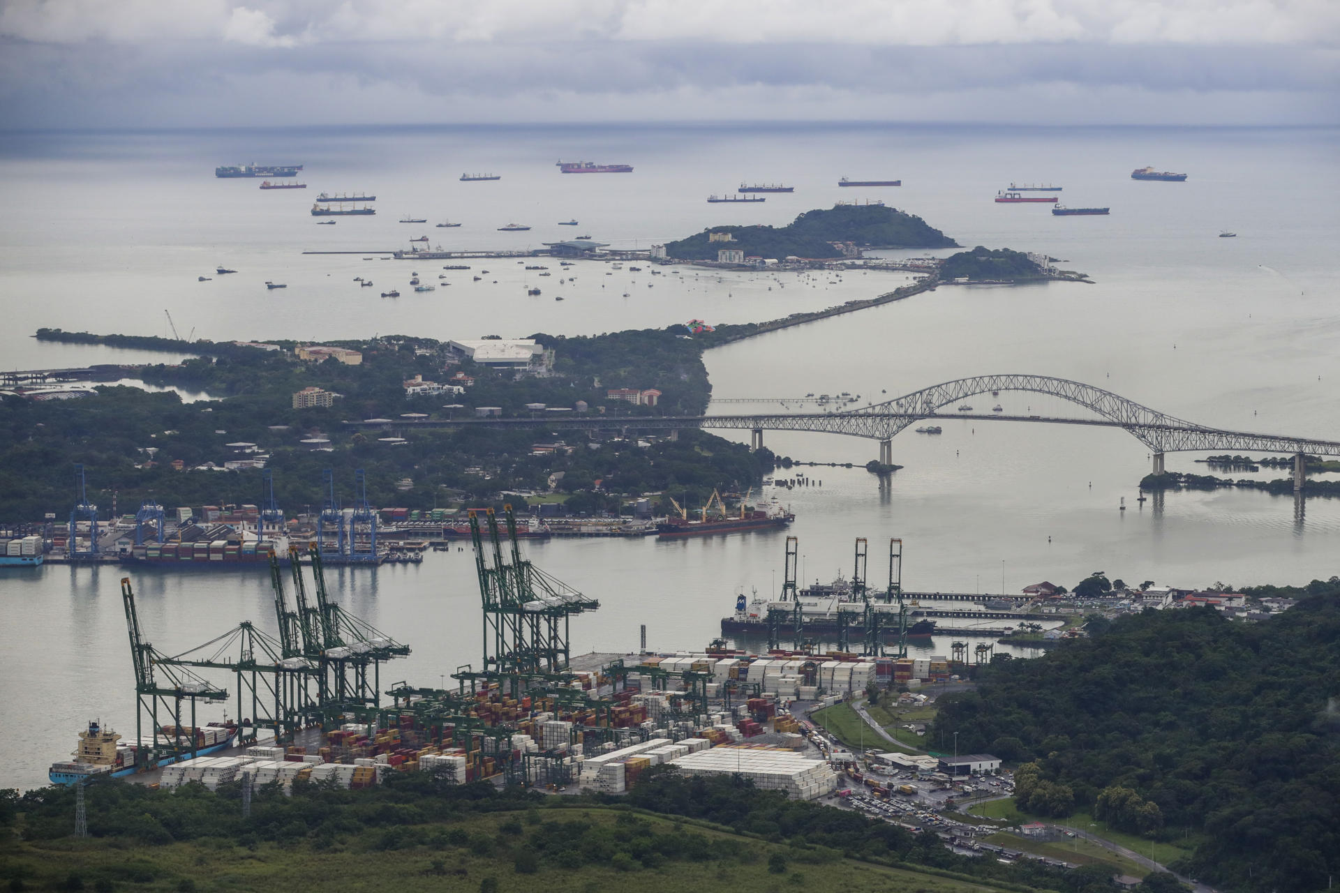 Fotografía de archivo fechada el 22 de agosto de 2023 de decenas de buques esperando en el pacífico para transitar en el Canal de Panamá en Ciudad de Panamá (Panamá). EFE/Bienvenido Velasco
