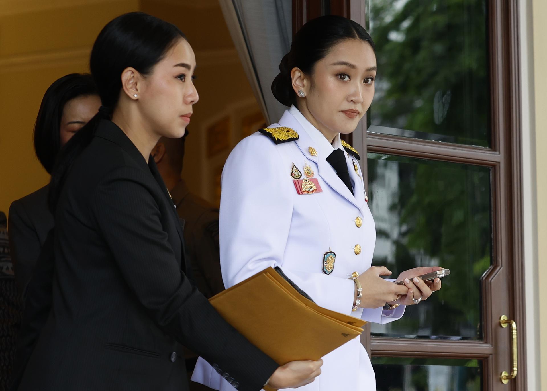 La política tailandesa Paetongtarn Shinawatra, quien asumió hoy el cargo de ministra de Cultura tras ser suspendida temporalmente hace dos días del puesto de primera ministra.
EFE/EPA/NARONG SANGNAK
