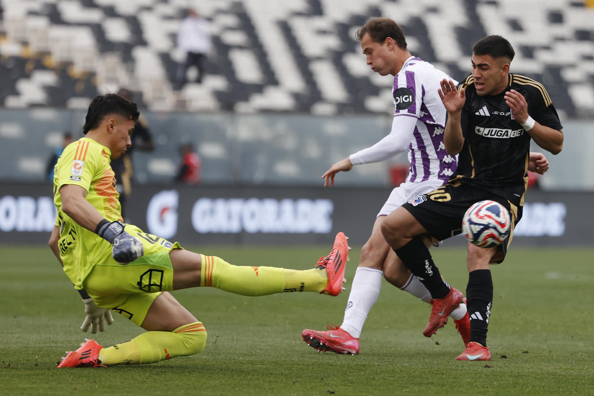 Eduardo Villanueva (i) y Nicolás Suárez (d), de Colo Colo, disputan el balón con Juanmi Latasa, de Valladolid, durante un partido amistoso del Desafío Centenario Copa Jetour entre Colo-Colo y Real Valladolid en el Estadio Monumental en Santiago (Chile). EFE/Elvis González