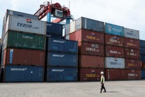 Fotografía de archivo, tomada el 03/04/2025, que muestra contenedores en un puerto de Yakarta del que salen exportaciones hacia Estados Unidos. EFE/EPA/ADI WEDA