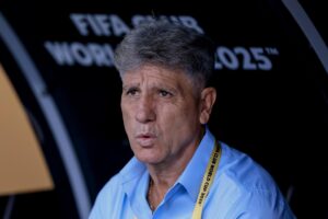 El entrenador de Fluminense, Renato Gáucho, observa a su equipo en el partido del Mundial de Clubes ante Al Hilal. EFE/CRISTOBAL HERRERA-ULASHKEVICH