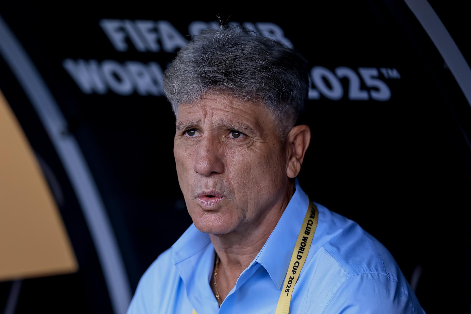 El entrenador de Fluminense, Renato Gáucho, observa a su equipo en el partido del Mundial de Clubes ante Al Hilal. EFE/CRISTOBAL HERRERA-ULASHKEVICH