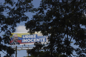 Fotografía que muestra una valla alusiva al expresidente de Colombia Álvaro Uribe este domingo, en Cali (Colombia). EFE/ Ernesto Guzmán