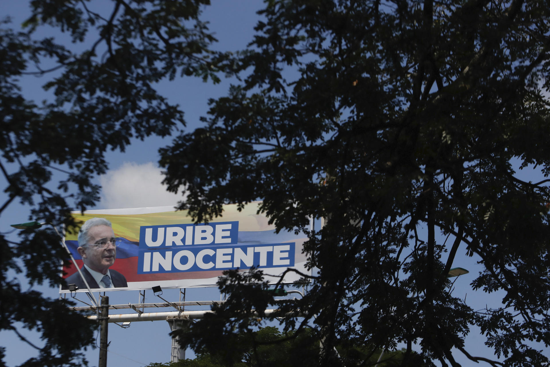 Fotografía que muestra una valla alusiva al expresidente de Colombia Álvaro Uribe este domingo, en Cali (Colombia). EFE/ Ernesto Guzmán