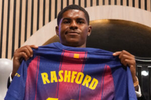 El delantero internacional inglés Marcus Rashford comparece este miércoles en un acto con la prensa organizada por el Barcelona en la tienda oficial del Spotify Camp Nou, después de que el equipo azulgrana anunciara su fichaje. EFE/ Enric Fontcuberta