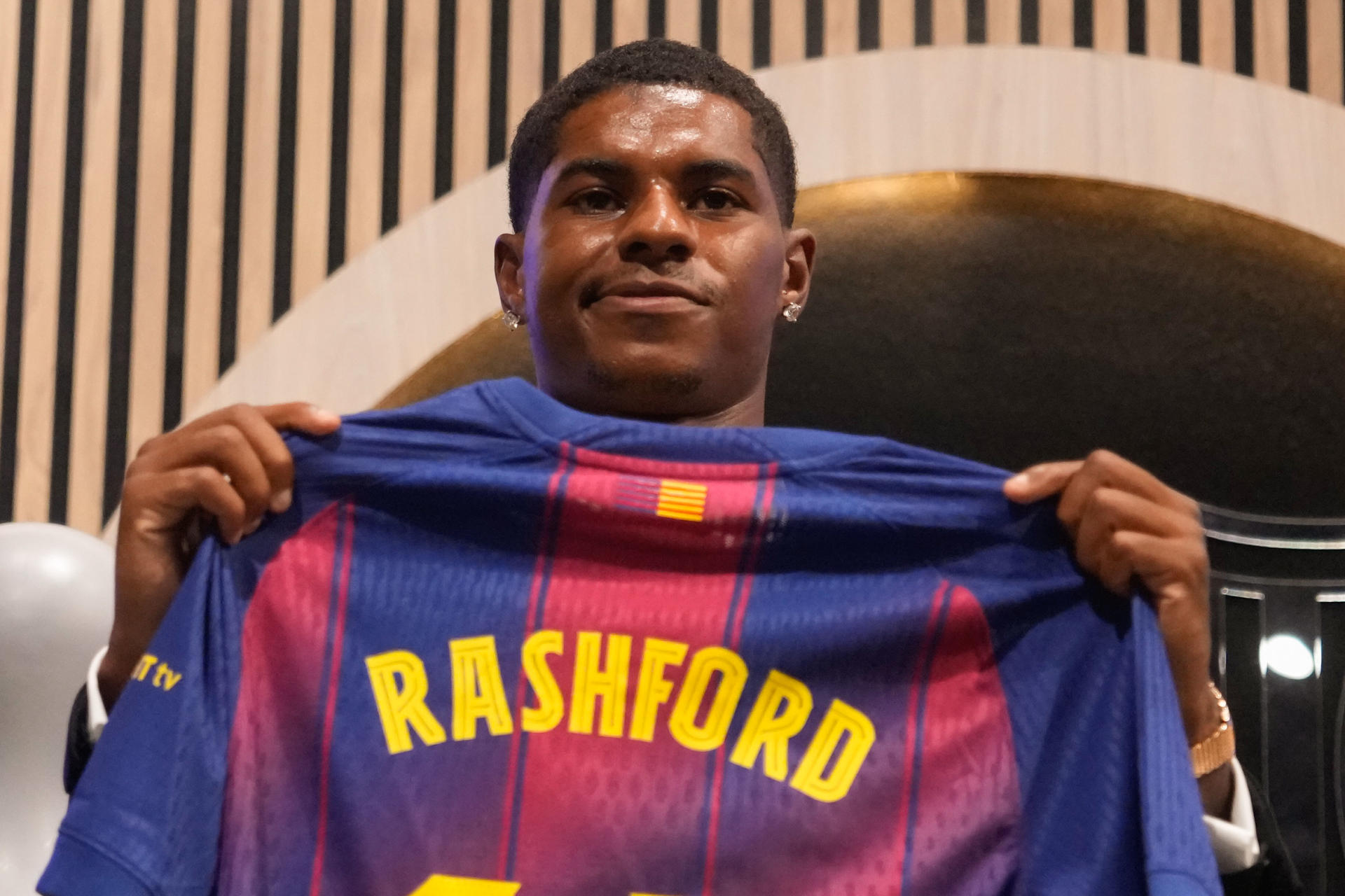 El delantero internacional inglés Marcus Rashford comparece este miércoles en un acto con la prensa organizada por el Barcelona en la tienda oficial del Spotify Camp Nou, después de que el equipo azulgrana anunciara su fichaje. EFE/ Enric Fontcuberta