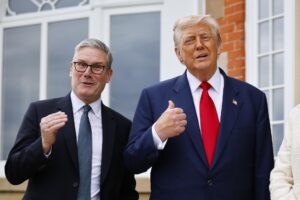El Primer Ministro Británico Keir Starmer (I) y el Presidente de EE.UU. Donald J. Trump (D) posan para fotos antes de la reunión de líderes en el resort de golf Trump Turnberry en Turnberry, Escocia, Reino Unido, 28 de julio de 2025. El presidente Trump está de viaje privado a Escocia para visitar sus campos de golf. (Reino Unido) EFE/EPA/TOLGA AKMEN / POOL