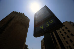 Un termómetro de calle junto a la Torre de la Malmuerta en Córdoba marca 43 grados el pasado 1 de julio en Córdoba. EFE/Salas