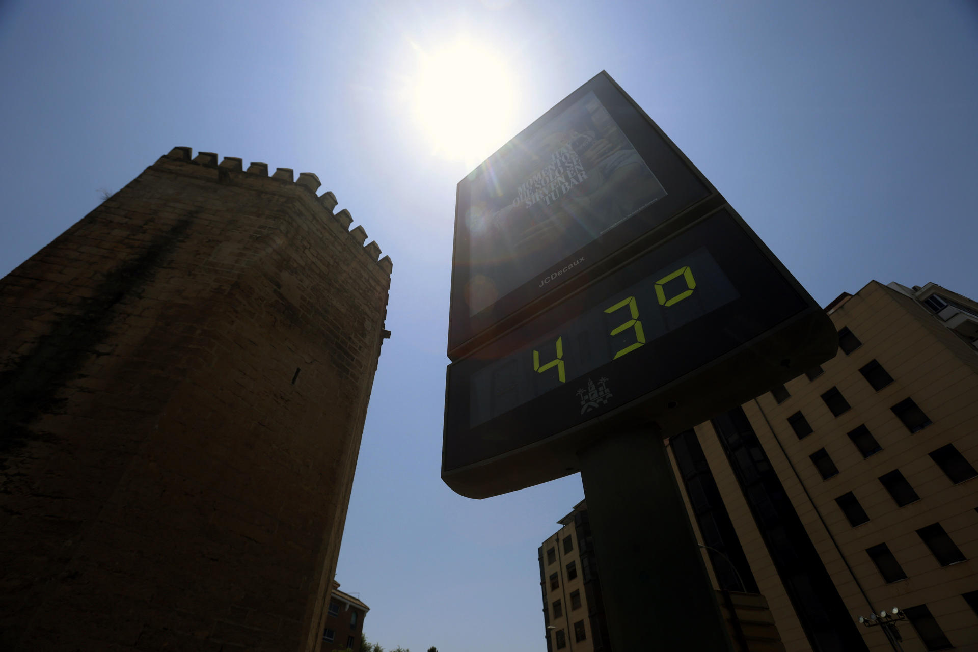 Un termómetro de calle junto a la Torre de la Malmuerta en Córdoba marca 43 grados el pasado 1 de julio en Córdoba. EFE/Salas