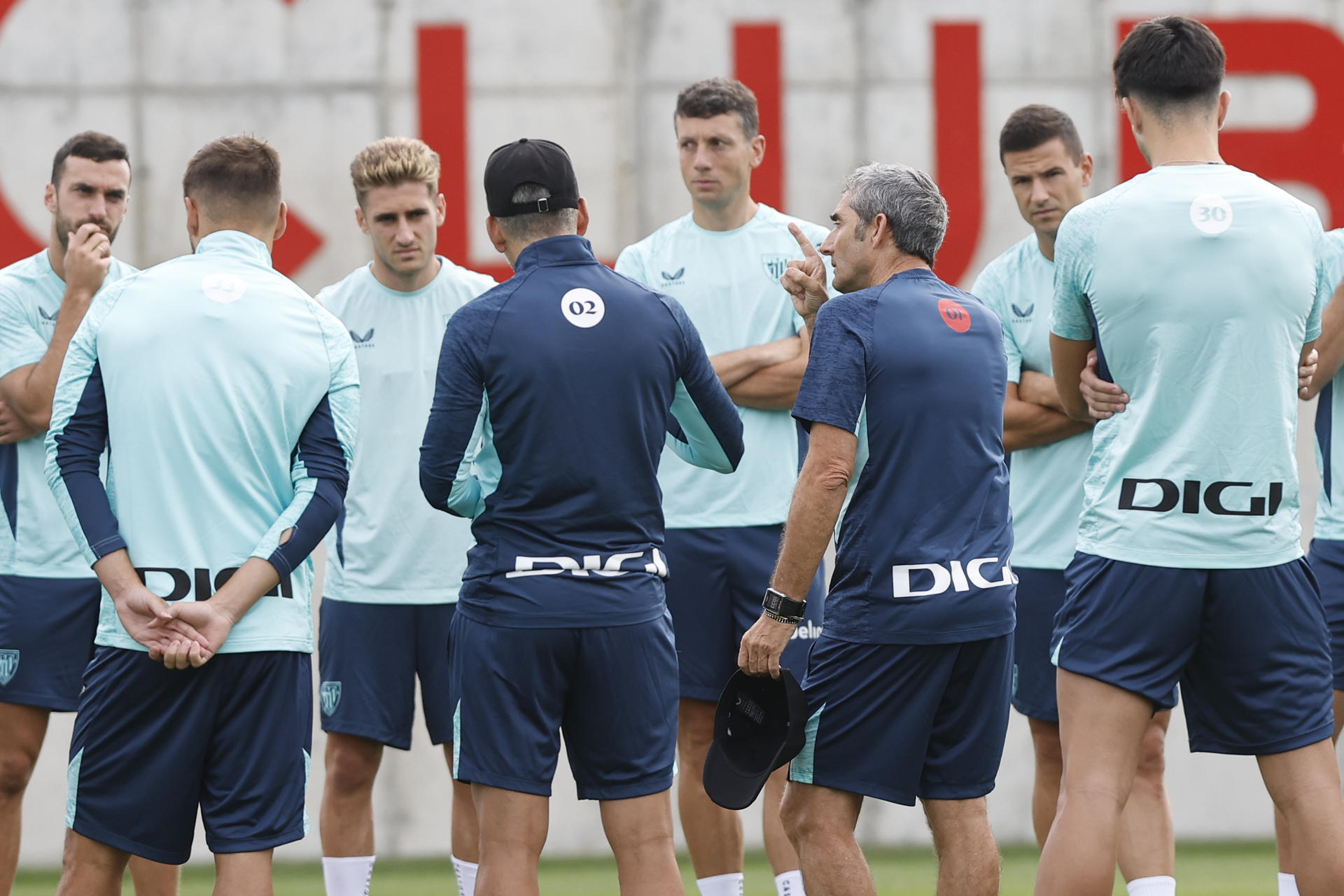 El técnico del Athletic de Bilbao, Ernesto Valverde (2d), supervisa el entrenamiento que el club rojiblanco ha celebrado en sus instalaciones de Lezama (Bizkaia). EFE/ Miguel Toña
