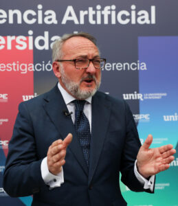 AME388. QUITO (ECUADOR), 02/07/2025.- El director académico de Relaciones Internacionales de UNIR, Manuel Herrera, habla durante una entrevista con EFE este miércoles, en la ciudad de Quito (Ecuador). El impacto de la inteligencia artificial (IA) en las universidades permitirá ampliar la innovación, la creatividad y el pensamiento crítico, pero con el reto de mantener una ética en su aplicación, según advirtieron expertos durante un seminario que reunió a más de 9.500 participantes de la comunidad académica de España y Latinoamérica. EFE/ José Jácome
