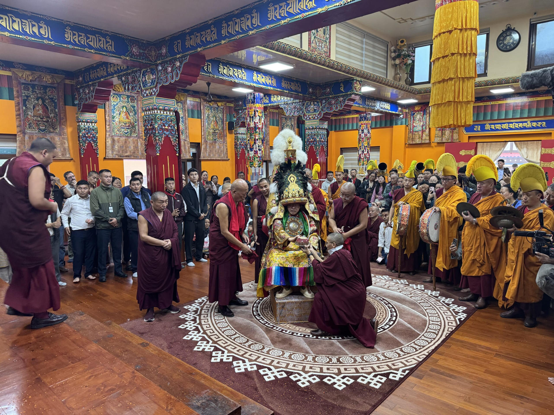 Integrantes de la Administración Central tibetana invocan en la ciudad india de Dharamshala al Oráculo de Nechung, una práctica habitual de la comunidad que este martes cobra mucha más fuerza debido a los rumores de una posible revelación de la sucesión del Dalái Lama en los próximos días. EFE/ Administración Central Del Tíbet
