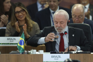 El presidente de Brasil, Luiz Inácio Lula da Silva, participa durante la cumbre de los BRICS este domingo en Río de Janeiro (Brasil). EFE/Antonio Lacerda