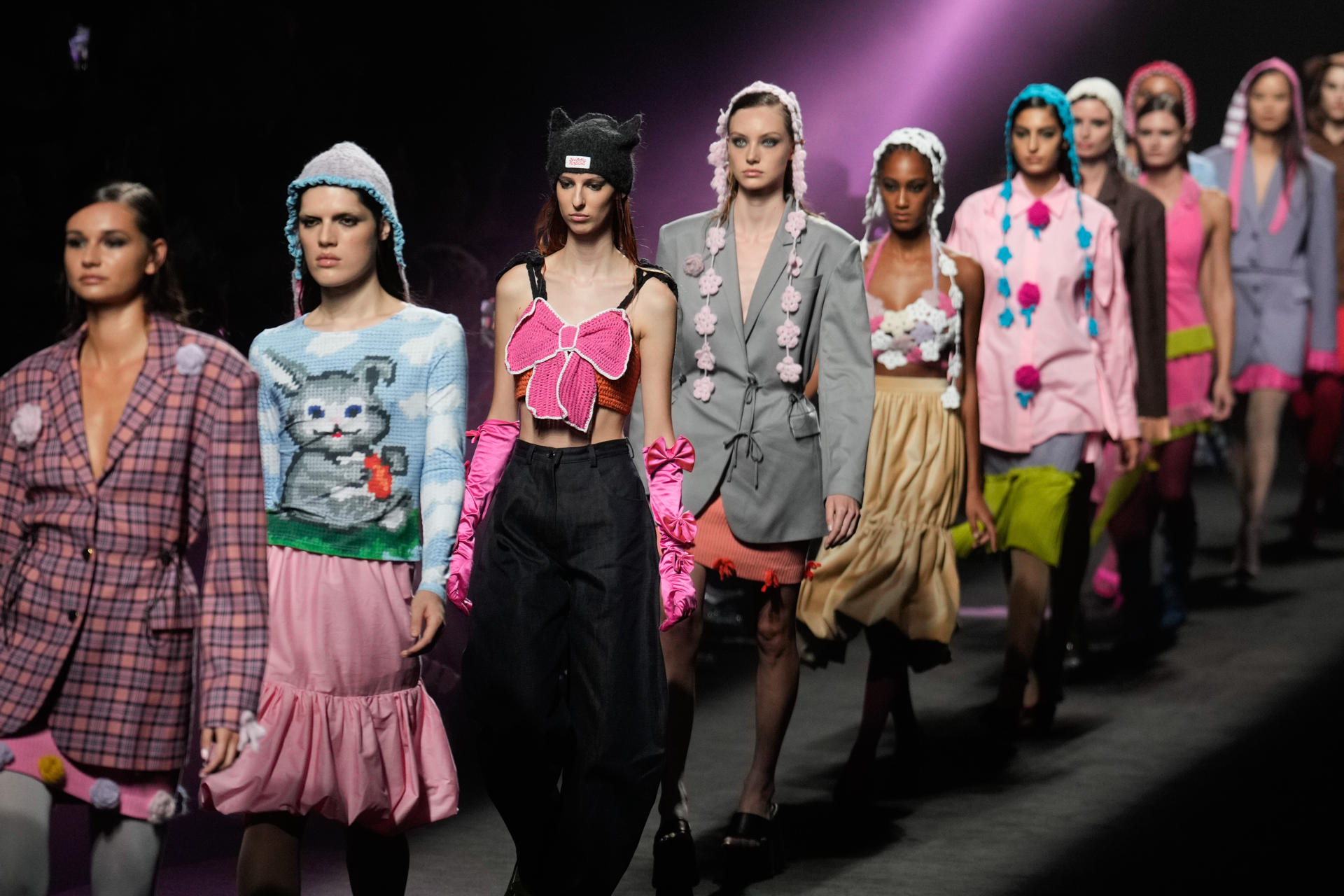 Imagen de archivo de modelos con creaciones de la colección primavera-verano. EFE/Borja Sánchez-Trillo