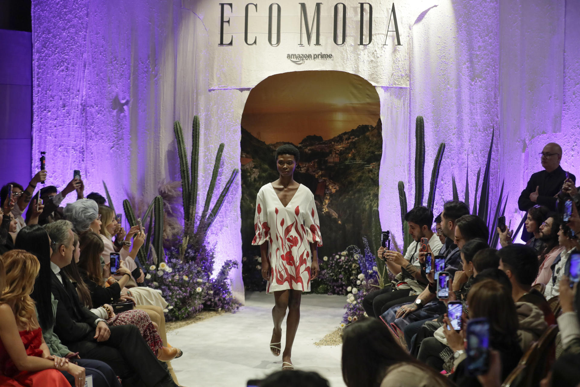 Una modelo participa en un desfile de una representación de la serie 'Betty, la Fea: La Historia Continúa', este miércoles en Bogotá (Colombia). EFE/ Carlos Ortega
