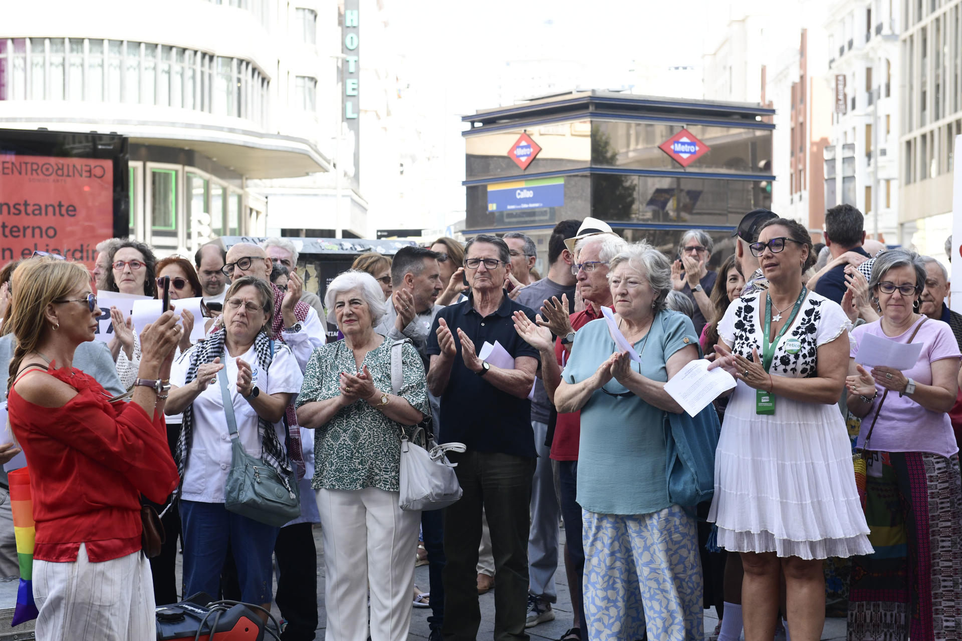 Asistentes a la concentración convocada por la plataforma "Parar la Guerra" bajo el lema "Por la paz. Fin al genocidio", para pedir el fin de los ataques israelíes a Palestina, este sábado en Madrid. EFE/ Victor Lerena