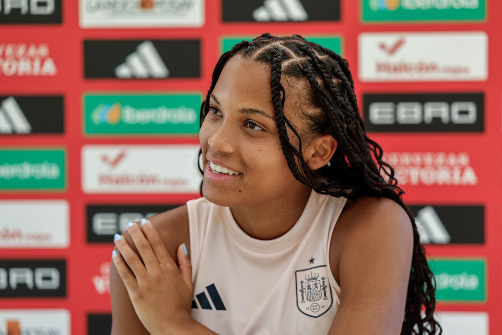 La jugadora de la selección española de fútbol Vicky López, ofrece una entrevista a EFE este martes en Lausana (Suiza), en la que habló de su gran motivación en esta Eurocopa y las ganas que tiene de disputarla después de perder dos finales de este torneo con la selección sub-17. Dicen que a la tercera va a la vencida, ojalá que se dé, apuntó. EFE/ Ana Escobar
