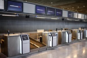 Mostradores de facturación vacíos en el aeropuerto Roissy-Charles de Gaulle durante una huelga de controladores aéreos franceses, en Roissy-en-France, a las afueras de París, este jueves. EFE/EPA/YOAN VALAT
