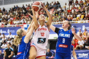 La jugadora de la selección española, Leyre Urdiain, entra a canasta ante las defensoras de Finlandia durante el encuentro correspondiente a la final de la Eurocopa Sub18 que disputan hoy domingo España y Finlandia en Santa Cruz de la Palma. EFE/ Luis G Morera