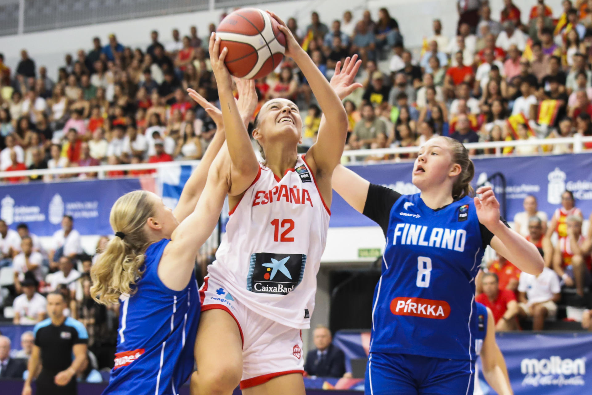 La jugadora de la selección española, Leyre Urdiain, entra a canasta ante las defensoras de Finlandia durante el encuentro correspondiente a la final de la Eurocopa Sub18 que disputan hoy domingo España y Finlandia en Santa Cruz de la Palma. EFE/ Luis G Morera