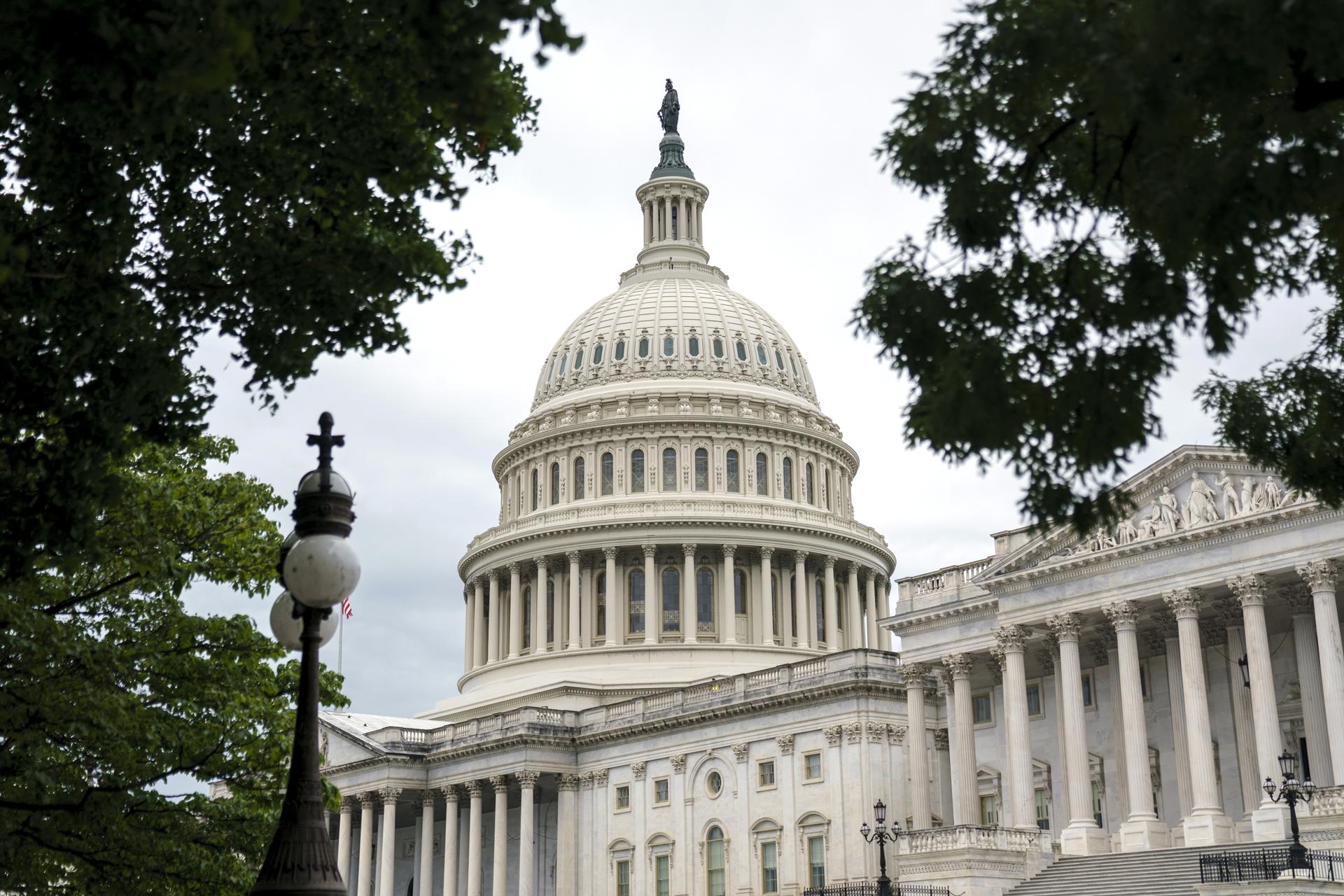 Vista exterior del Capitolio de los Estados Unidos en Washington, DC, EE. UU., 2 de julio de 2025. EFE/EPA/Will Oliver