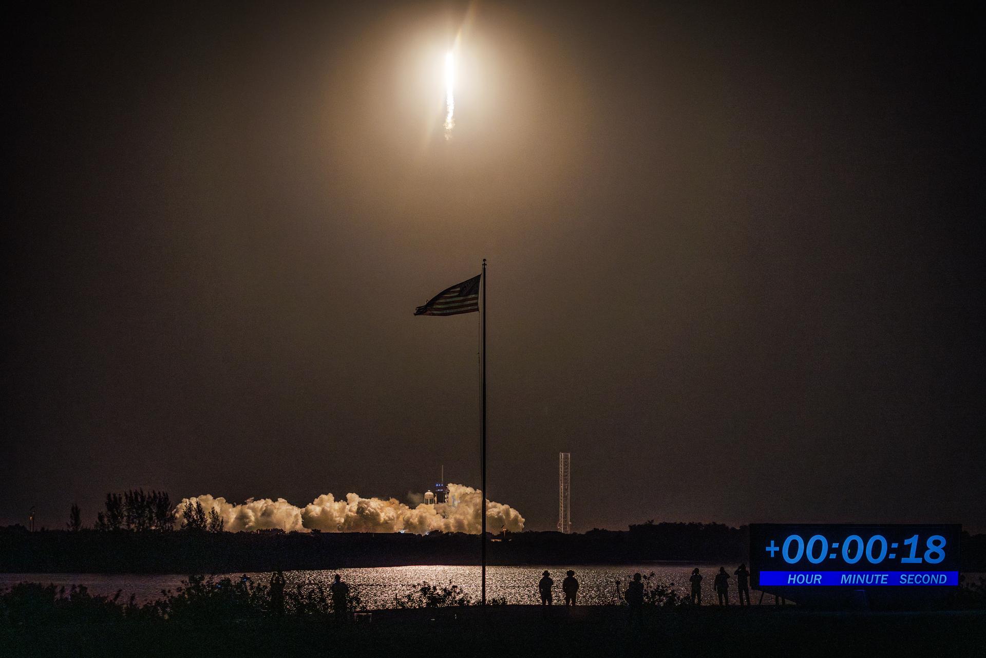 Fotografía de archivo del 21 de abril de 2024 de la misión CRS-32 de SpaceX de la NASA en la nave espacial SpaceX Dragon en un cohete Falcon 9 despegando del complejo de lanzamiento 39A en el Centro Espacial Kennedy en Florida (Estados Unidos). EFE/EPA/ Cristobal Herrera-ulashkevich ARCHIVO