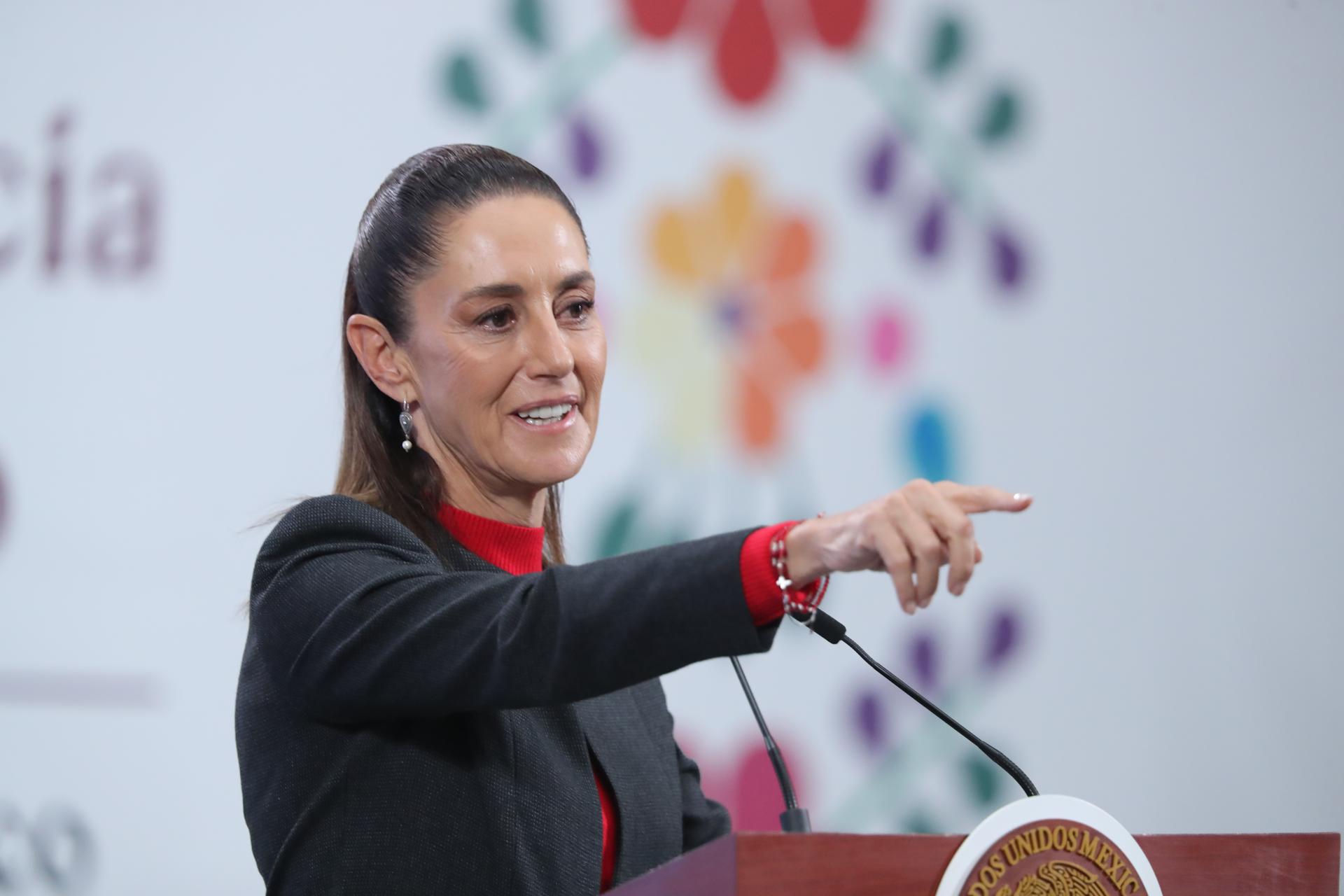 La presidenta de México, Claudia Sheinbaum, participa este jueves durante una rueda de prensa en Palacio Nacional de la Ciudad de México (México). EFE/Mario Guzmán