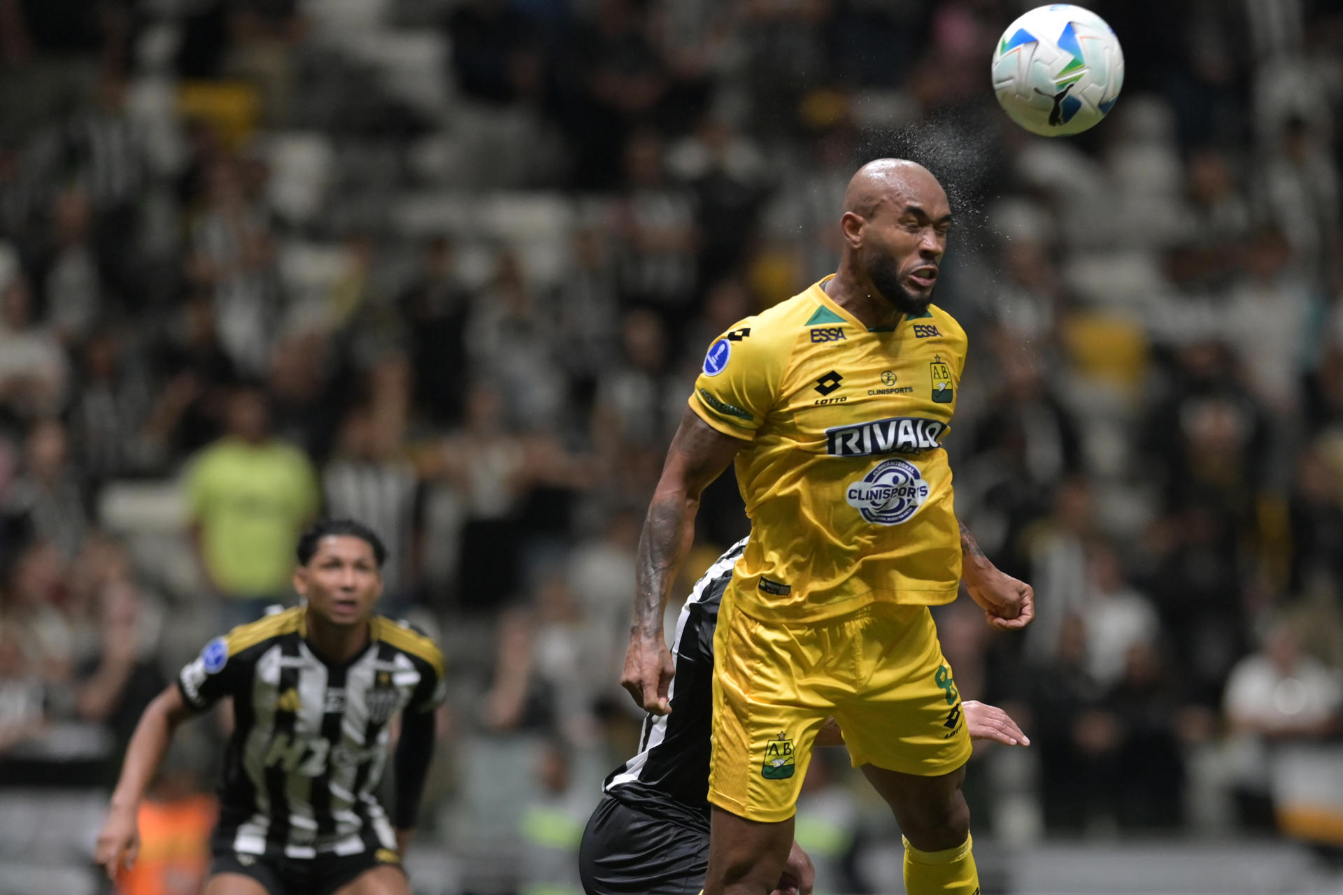Fredy Hinestroza, del Bucaramanga, cabecea un balón durante el partido de vuelta del 'playoff' para los octavos de final de la Copa Sudamericana ante Atlético Mineiro. EFE/Joao Guilherme