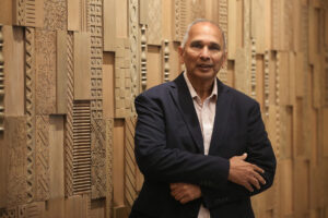 El candidato por Guyana a dirigir el Instituto Interamericano de Cooperación para la Agricultura (IICA), Muhammad Ibrahim, posa durante una entrevista con EFE este viernes, en Lima (Perú). EFE/ Paolo Aguilar