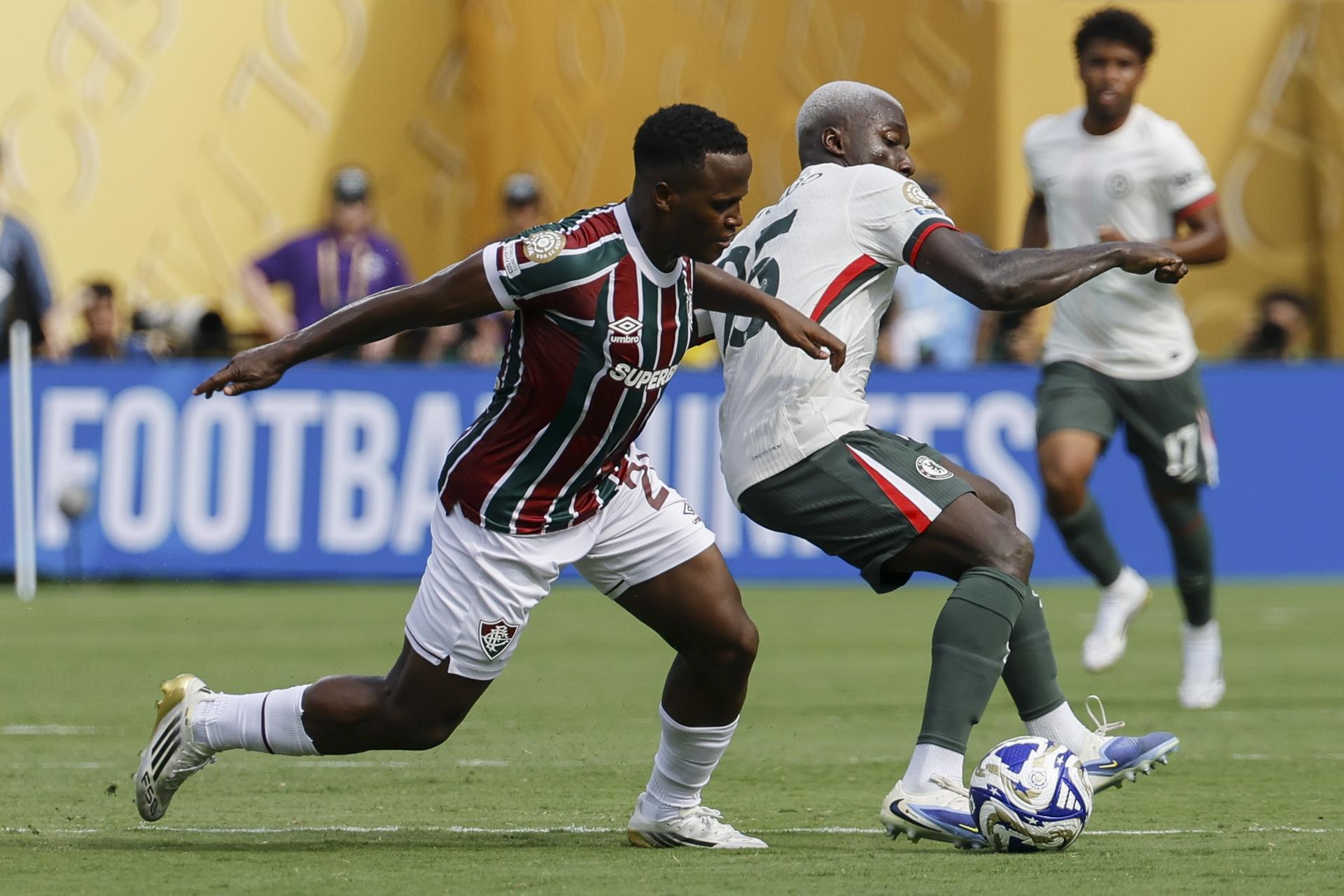 El colombiano Jhon Arias (i), de Fluminense, y el ecuatoriano Moisés Caicedo, del Chelsea, durante una acción de la semifinal del Mundial de Clubes. EFE/EPA/CJ GUNTHER